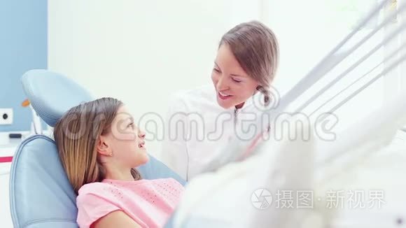 女牙医和小女孩在牙椅上聊天视频