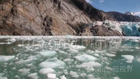 阿拉斯加山水太平洋背景下移动浮冰。