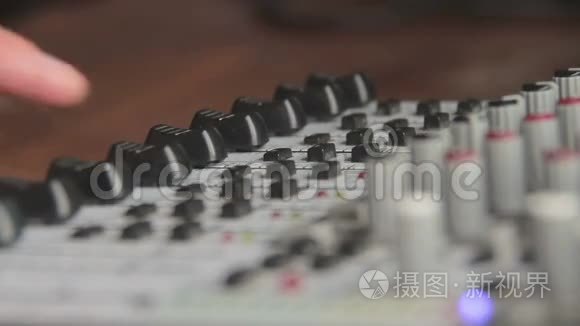 与声音混合控制台合作视频