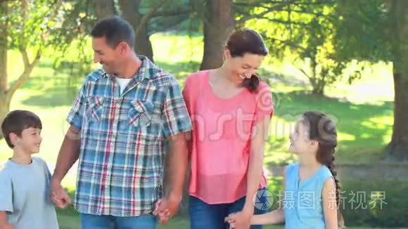 快乐的一家人一起在公园里视频