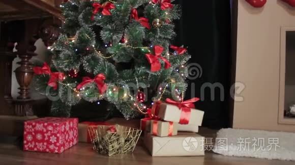 圣诞树上的圣诞装饰品视频