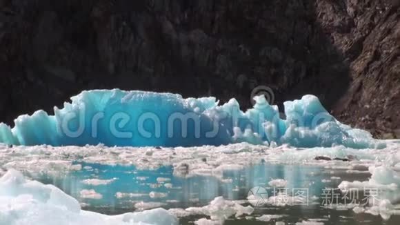 阿拉斯加山水太平洋背景下移动浮冰。