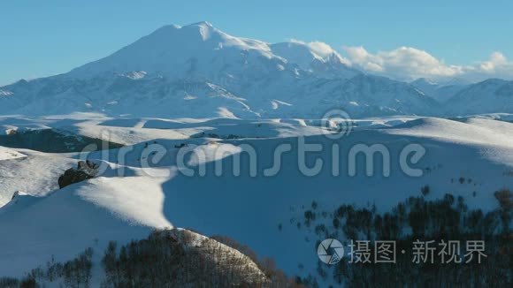 高加索山脉山坡上的金秋视频