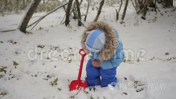 在公园里玩雪铲的孩子视频