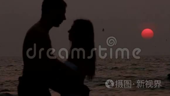 浪漫的年轻夫妇视频