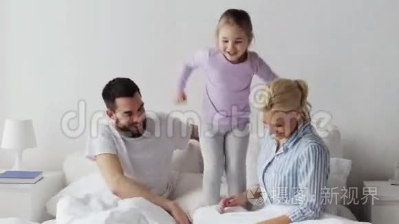 快乐的一家人在家睡觉视频