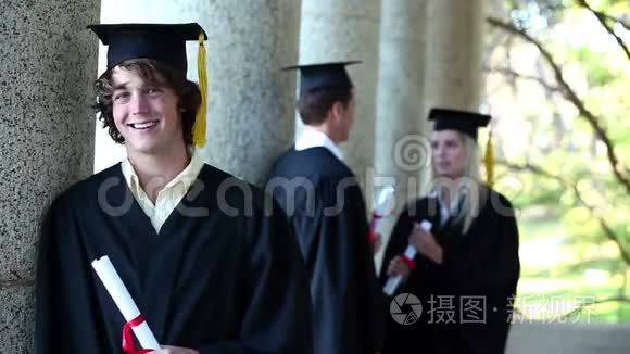 男毕业生画像视频