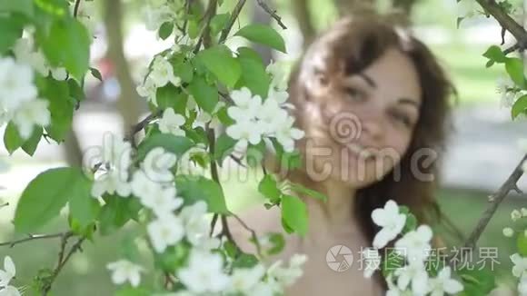 年轻女子在树的背景下享受