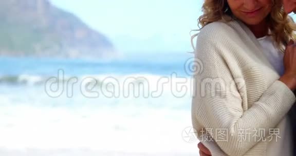 浪漫的情侣拥抱在海滩上视频