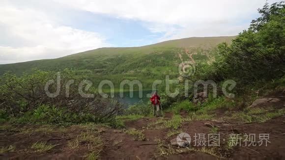 徒步旅行者的女人在山上行走，