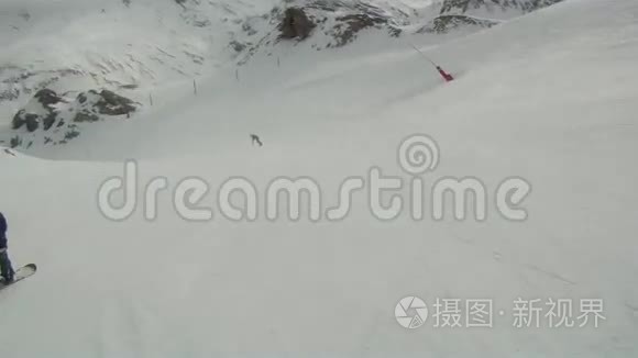 滑雪运动员下山视频