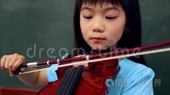 可爱的小学生拉小提琴视频