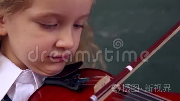 可爱的学生拉小提琴视频