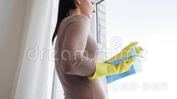 戴手套的女人用抹布擦窗户视频