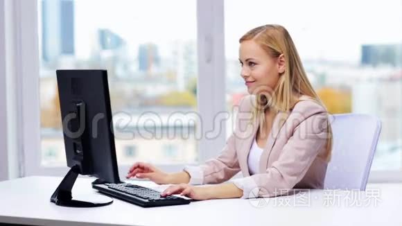 办公室里有电脑打字的女商人视频