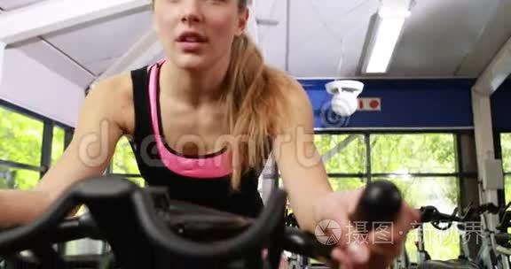 健身妇女使用运动自行车