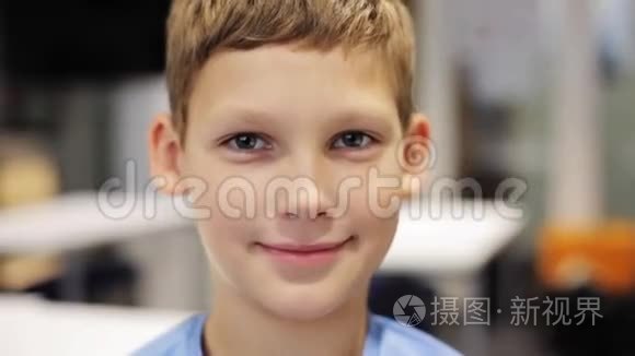 快乐微笑的青春期男孩在学校视频