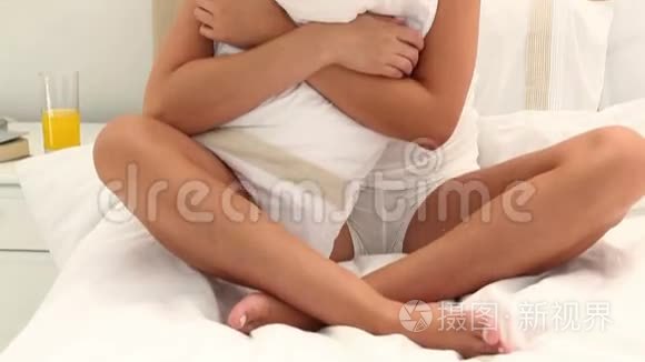 女人抱着枕头视频