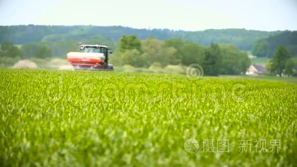 麦田和拖拉机耕地视频