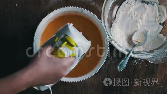 用电动搅拌机搅拌面团。 在家做饭。