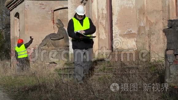 建筑检查员检查文件