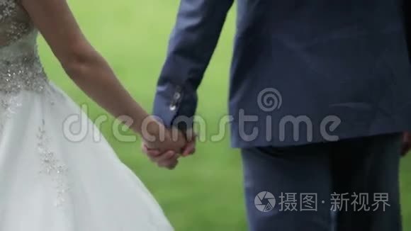 年轻可爱的新婚夫妇在公园散步