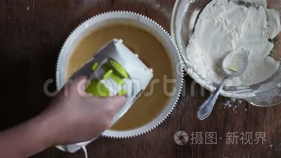 用电动搅拌机搅拌面团。 在家做饭。