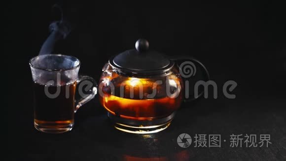 黑背景玻璃杯透明茶壶中的红茶视频