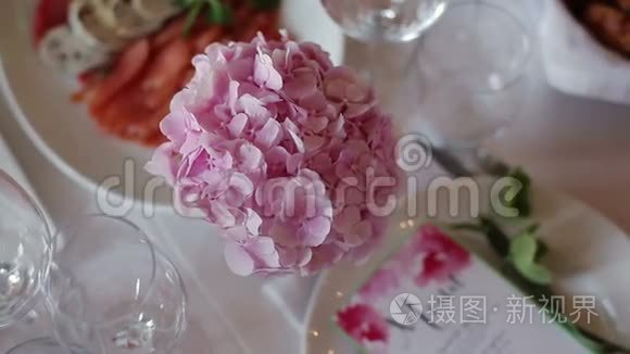 婚礼上的粉色花朵装饰视频