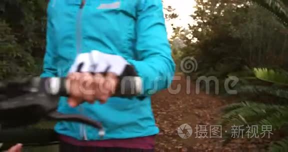 骑自行车的女山地车司机画像视频
