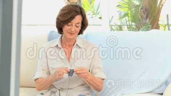 老年妇女针织视频