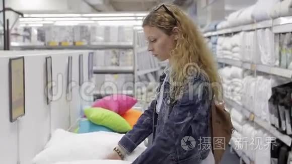 年轻女子在超市挑选商品视频