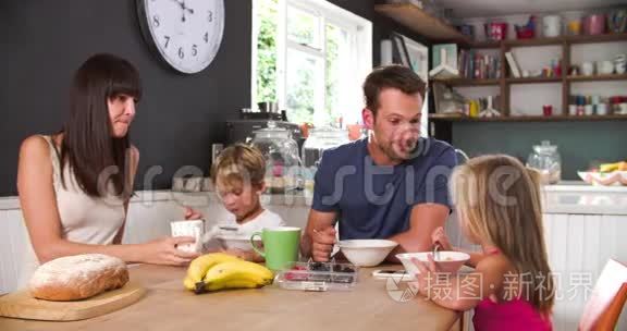 家庭一起吃厨房早餐视频
