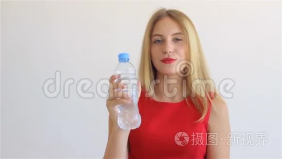 年轻漂亮的女孩喝矿泉水视频