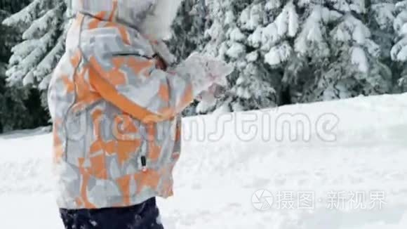 小女孩在寒冷的冬天享受雪视频