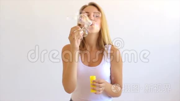 吹肥皂泡的可爱女孩视频