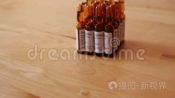 桌上的药用安瓿