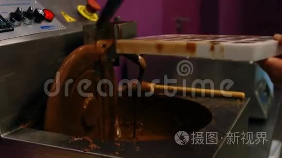 工人用融化的巧克力填充模具视频
