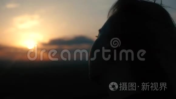 夕阳背景上美丽的女孩视频