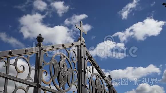 东正教十字架与云彩对抗天空