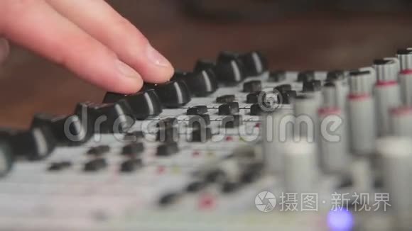 与声音混合控制台合作视频