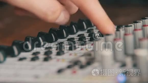 与声音混合控制台合作视频