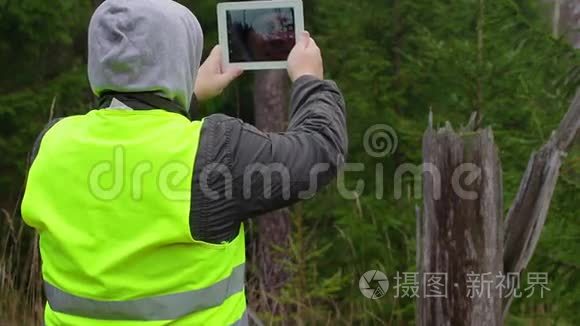 在森林里用平板电脑拍摄的人视频