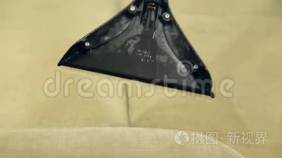 用专用工具清洗脏沙发和椅子视频