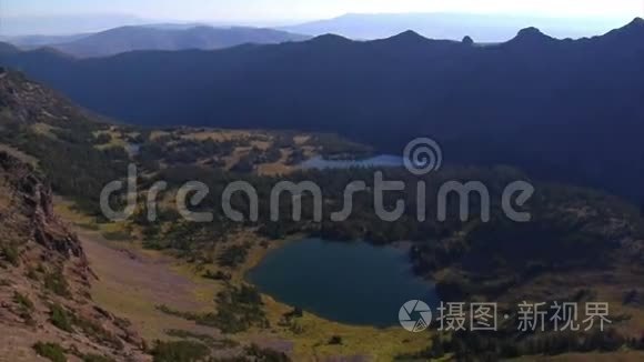 森林山脉和湖泊的空中拍摄