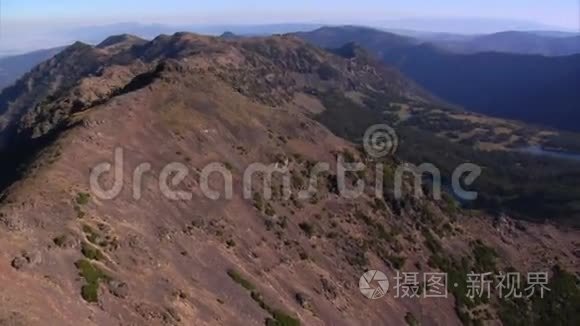 森林山脉和湖泊的空中拍摄