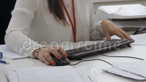 在电脑办公室工作的女孩