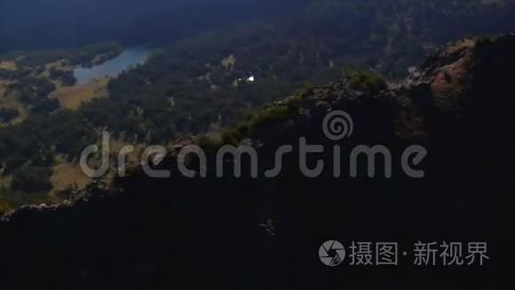 森林山脉和湖泊的空中拍摄视频