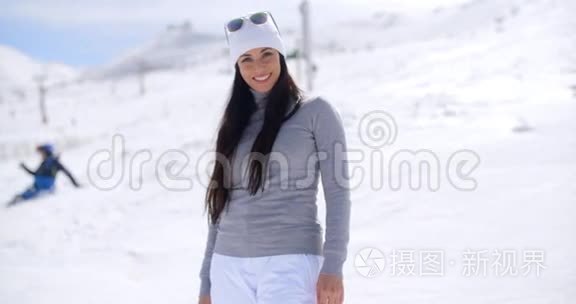 美丽的女人在滑雪坡上笑视频
