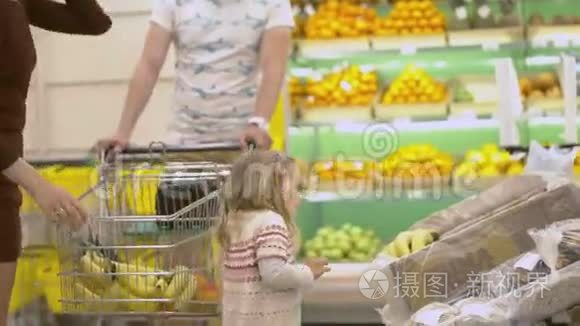 家人在超市购物视频